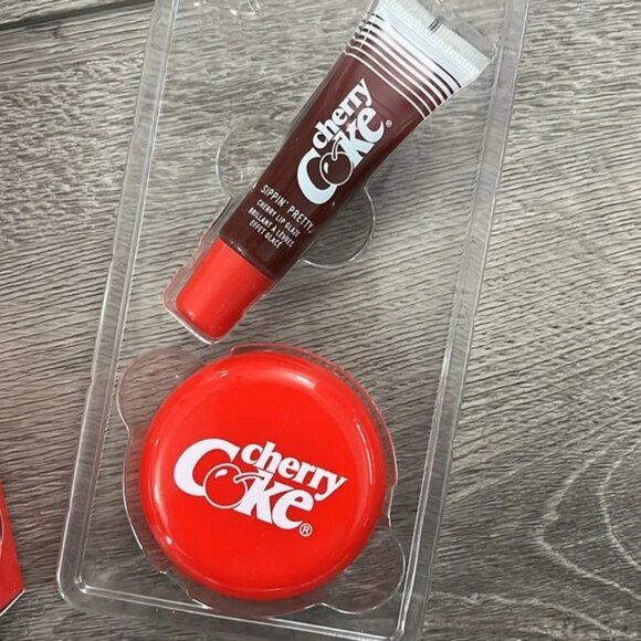 Coca Cola x Morphe cherry refresher lip and cheek duo - Picture 5 of 7